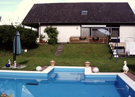 Westseite mit Pool